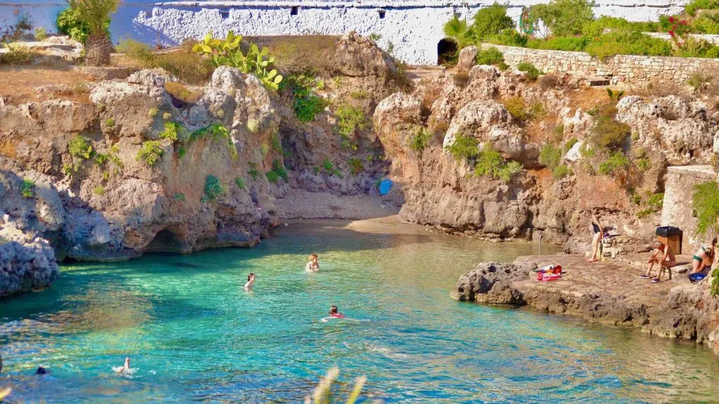 Avlemonas beach with crystal clear water in Kythira - holidays in Kythira | Αυλαίμωνας - φυσική “πισίνα” ιδανική για παιδιά
