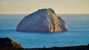 Η θαλασσοσπηλιά της Χύτρας στα Κύθηρα με καταγάλανα νερά – μαγευτικός προορισμός για διακοπές στα Κύθηρα.