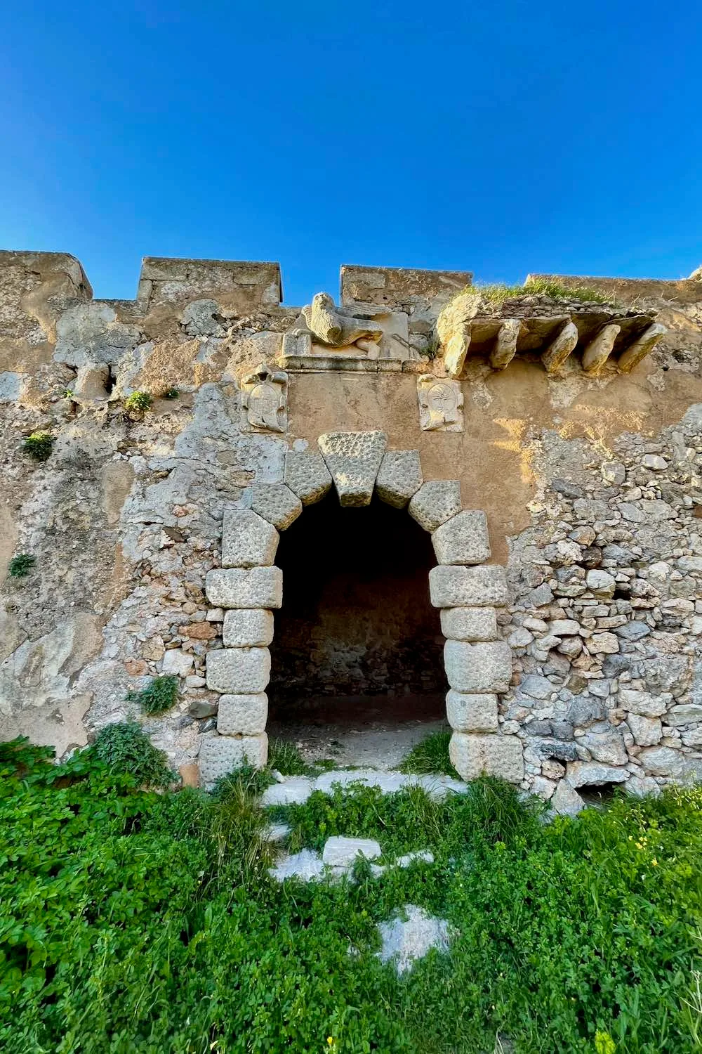 Ενετική πύλη του Κάστρου Κάτω Χώρας Μυλοποτάμου με το λιοντάρι του Αγίου Μάρκου