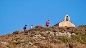 Πεζοπορία (hiking) στα Κύθηρα. Πεζοπορία σε μονοπάτια μέσα σε καταπράσινα τοπία των Κυθήρων – ιδανική δραστηριότητα για διακοπές στα Κύθηρα.
